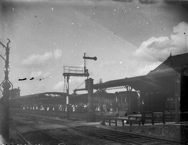 853357 Gezicht vanaf het Centraal Station op het N.C.S.-station Utrecht Buurtstation te Utrecht met veel toeschouwers ...